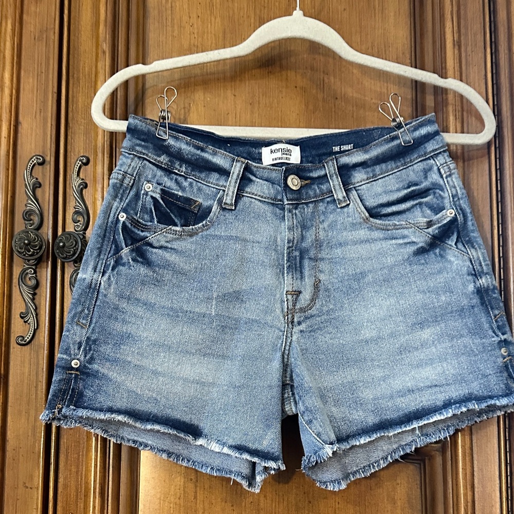 Kensie Like NEW The Short Vintage Luxe Raw Hem Stretch Denim
